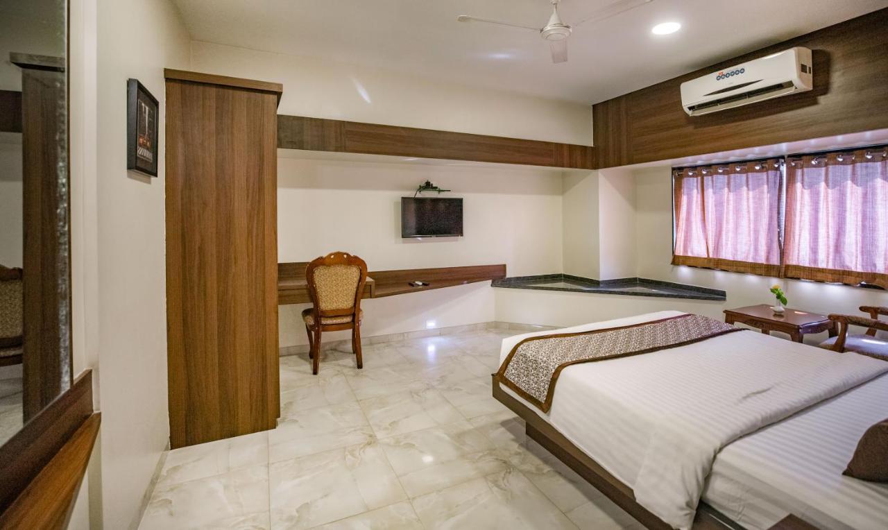 Hotel 24 Seven Nashik Exterior photo